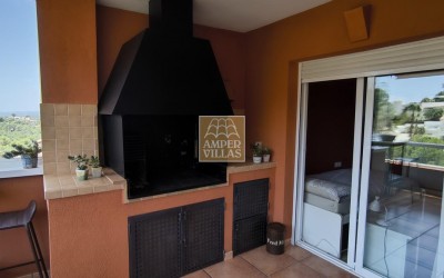 Bonito apartamento, ático, con piscina comunitaria en la sierra de Altea.